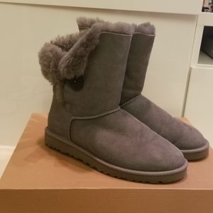 Gray UGG (NEW)